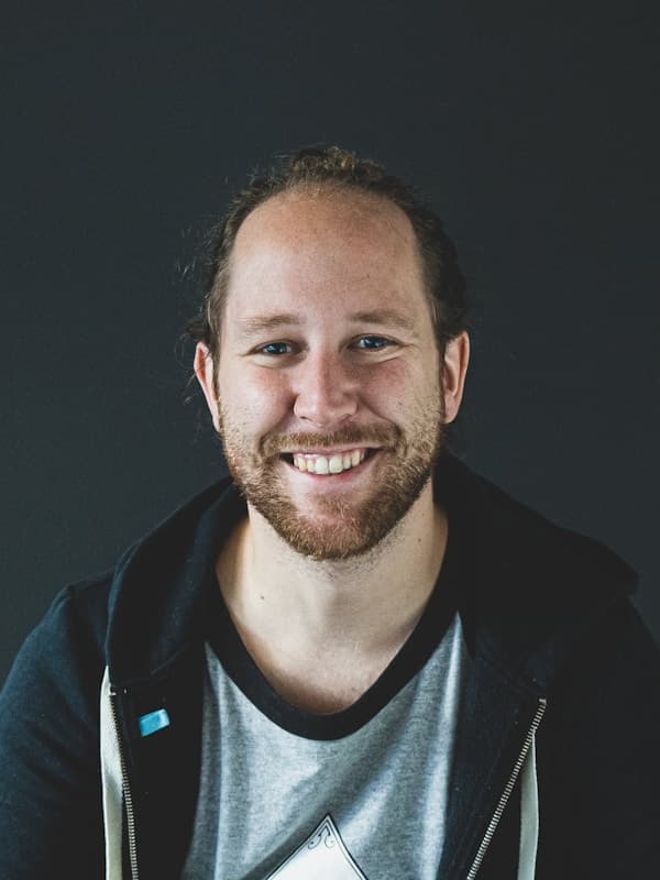 Profesional ecuatoriano trabajando remotamente para empresa americana