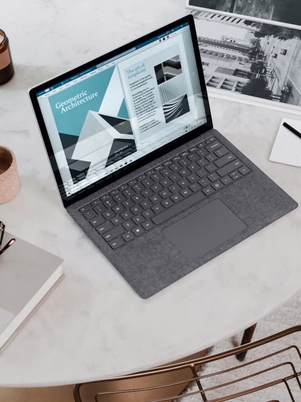 Profesional guatemalteco trabajando remotamente para empresa americana