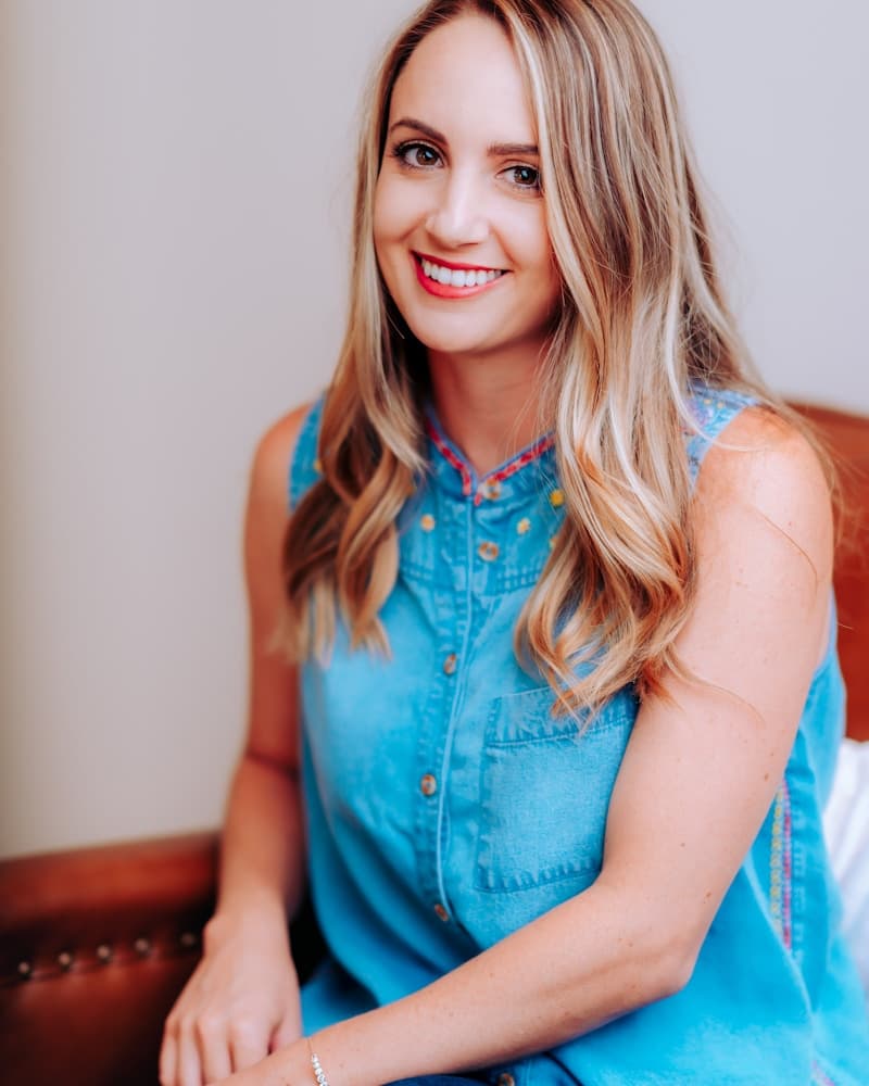 Profesional costarricense trabajando remotamente para empresa americana